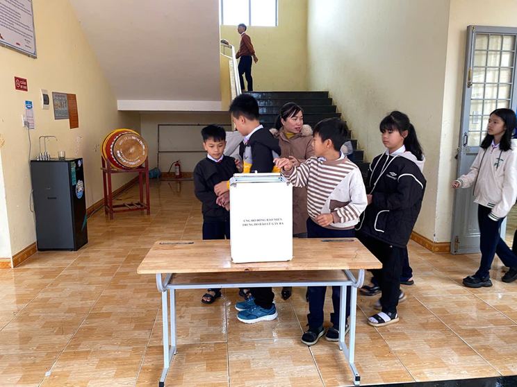 TRƯỜNG THCS MĂNG ĐEN: QUYÊN GÓP ỦNG HỘ NHÂN DÂN MIỀN TRUNG, TÂY NGUYÊN BỊ THIỆT HẠI DO BÃO LŨ GÂY RA